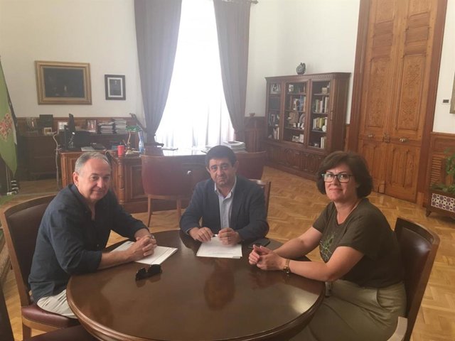 Reyes (c) con responsables del Colegio de Aparejadores y Arquitectos Técnicos de Jaén.