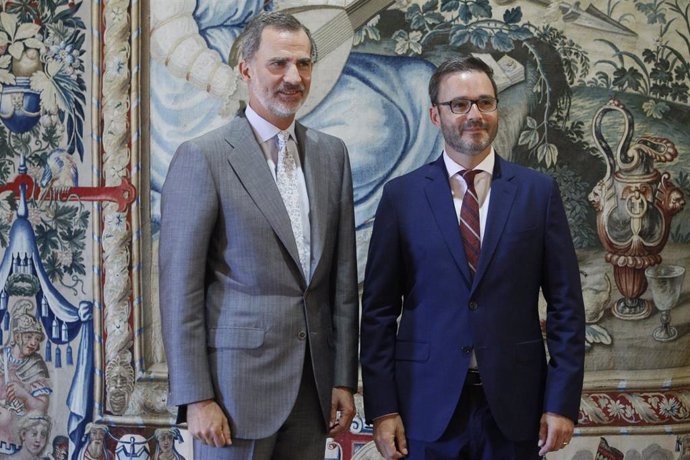 (I-D) El Rey Felipe VI y el alcalde de Palma, José Hila, posan juntos durante la jornada de audiencias del Rey a distintas autoridades en el Palacio Real de La Almudaina (Palma de Mallorca).