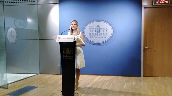 La portavoz adjunta de Ciudadanos en Baleares, Patricia Guasp, en una rueda de prensa en el Parlament.