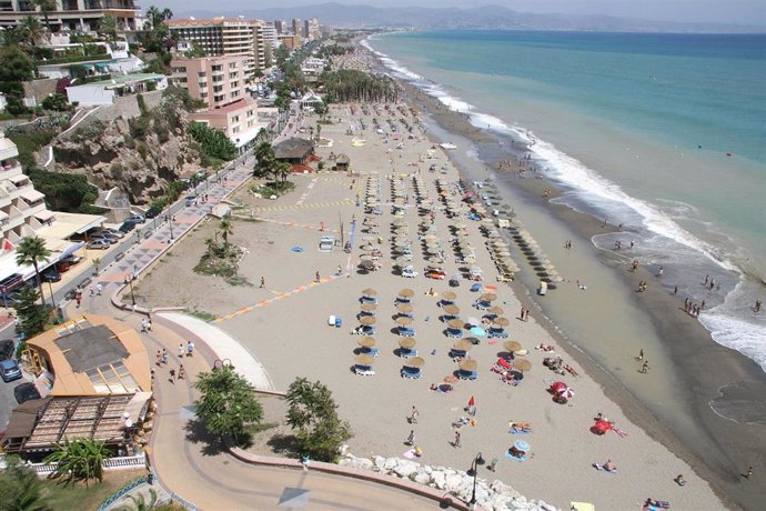 Imagen desde el aire de la playa de Torremolinos con turistas disfrutando del sol y el calor. 
