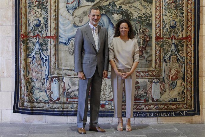 El Rey Felipe VI y la presidenta del Consell de Mallorca, Catalina Cladera, posan juntos durante la jornada de audiencias del Rey a distintas autoridades en el Palacio Real de La Almudaina (Palma de Mallorca).