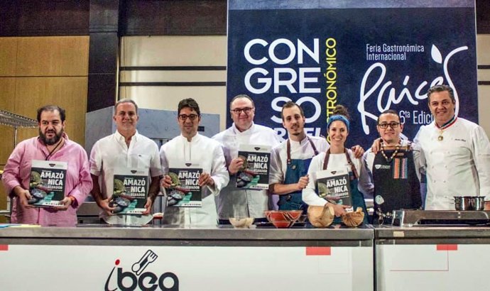 Cocineros de Ikaro presentes en la feria gastronómica 'Raíces' de Ecuador