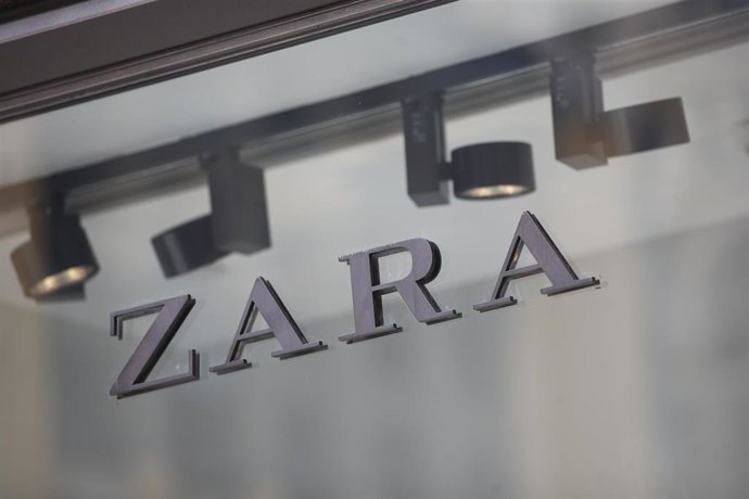 Letrero de la marca de ropa ZARA, a la entrada de una de sus tiendas donde las rebajas de verano 2019 ya han empezado.