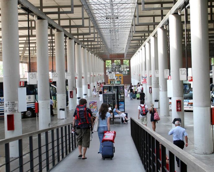 Pasajeros en la estación de autobuses de Plaza de Armas en Sevilla