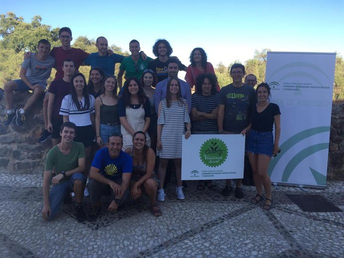 Voluntarios de un campo de trabajo del IAJ.
