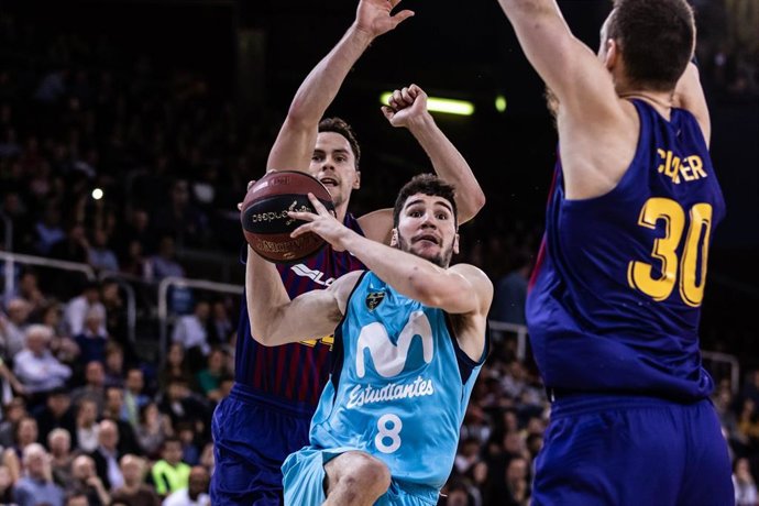 Dario Brizuela penetra a canasta en el partido entre el Bara Lassa y el Movistar Estudiantes