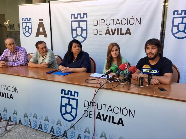 Presentación de la V Ruta Etnoarqueológica de San Juan del Olmo (Ávila) con la vicepresidenta segunda de la Diputación, Beatriz Díaz Morueco (en el centro).
