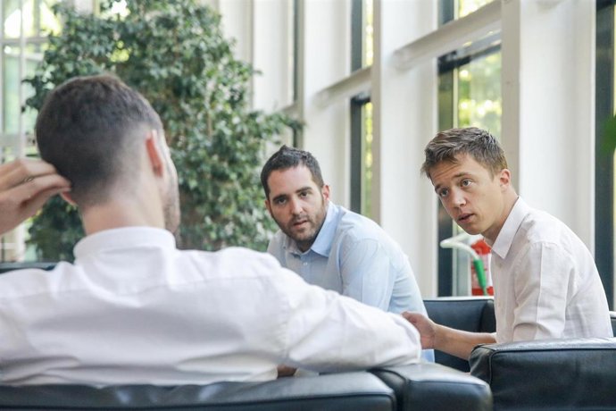 El portavoz de Más Madrid en la Asamblea de Madrid, Íñigo Errejón (d), momentos antes de su reunión con el presidente de la institución  en la primera jornada de la tercera ronda de contactos para proponer un candidato a presidir la Comunidad de Madrid.