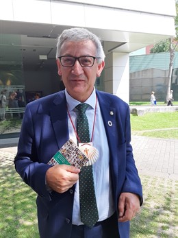 El rector de la Universidad de Oviedo, Santiago García, durante su visita a la 63 edición de la Fidma