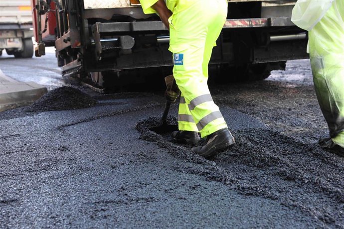 Labores de asfaltado en los distritros del sur de la ciudad de Madrid.
