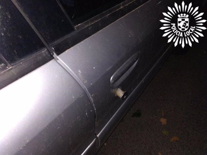 Imagen de uno de los automóviles que un ladrón intentó robar en la localidad de Pinto.
