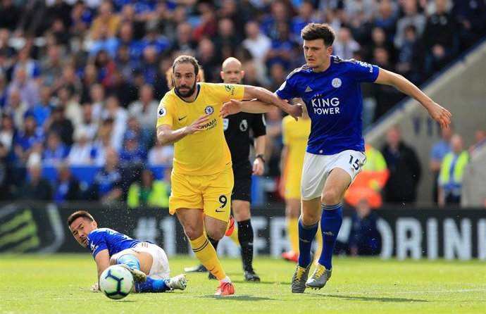 Harry Maguire persigue a Gonzalo Higuaín durante un Leicester-Cheslea de la Premier