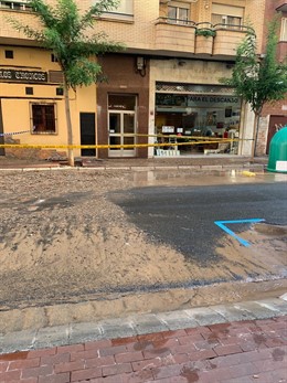 Rotura de una tubería en la calle Vitoria de Logroño