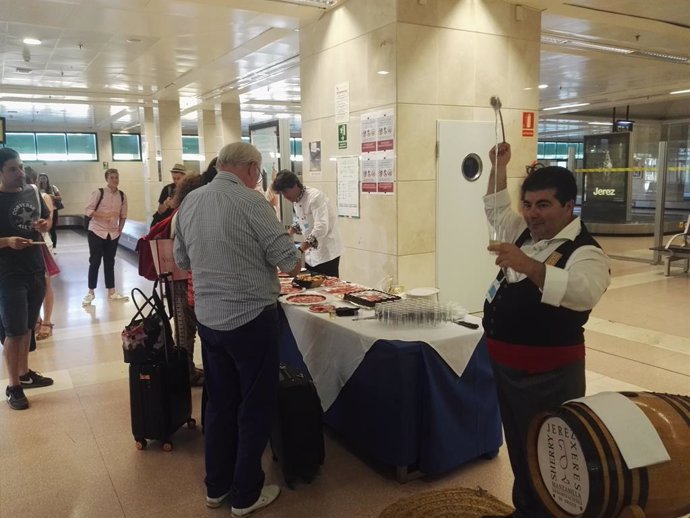 El director del aeropuerto de Jerez, Iván Rodríguez, recibe a los pasajeros del primer vuelo Mánchester-Jerez