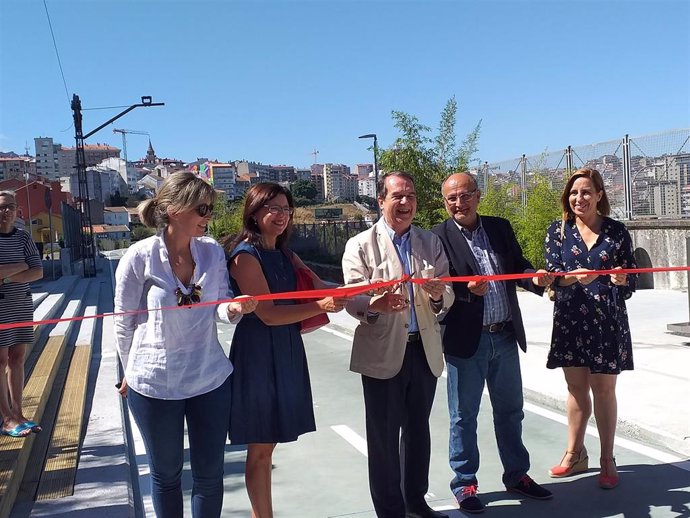 El alcalde de Vigo, Abel Caballero, y varios concejales inauguran un tramo de la Senda Verde, que discurre por la antigua vía del tren.
