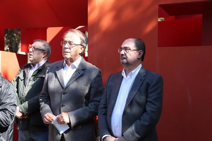 Carlos Pérez Anadón y Javier Lambán este sábado en el acto de homenaje a los republicanos en el Cementerio de Torrero.