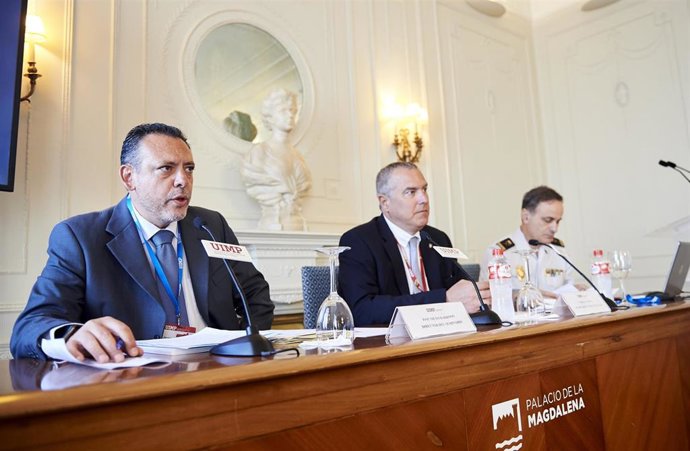 El jefe del Centro de Inteligencia y Análisis de Riesgo (CIAR) , José Nieto Barroso; el secretario general de la UIMP, Pablo Acosta; y el comisario principal y comisario general de Extranjería y Fronteras, Juan Enrique Taborda Álvarez