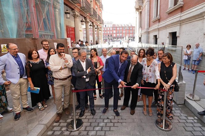 El alcalde de Valladolid, Óscar Puente, y el presidente de la concesionaria Saba, Rafael Malo, inauguran los nuevos accesos subterráneos al párking de la Plaza Mayor acompañados de distintos miembros de la Corporación Municipal y asociaciones.