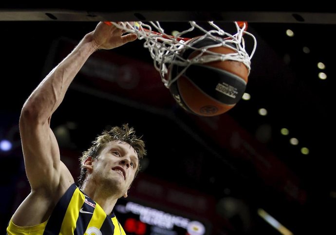 Jan Vesely hace un mate con el Fenerbahce