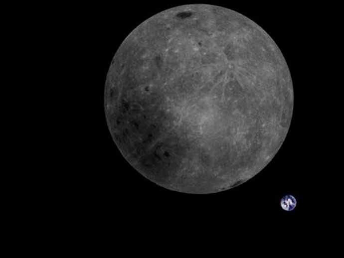 Imagen de la Luna y la Tierra tomada por Longjang-2