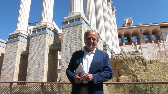 Salvador Fuentes en el Templo Romano
