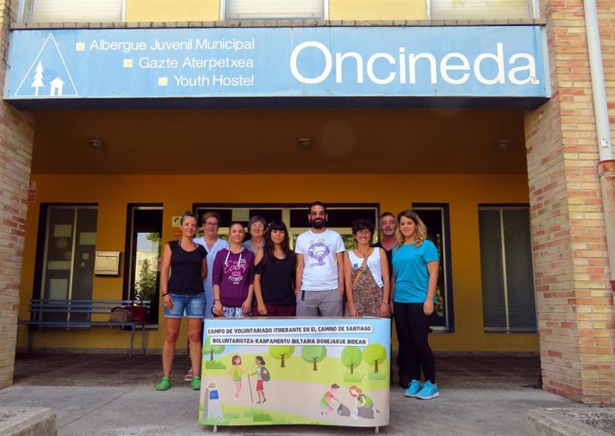 El grupo de voluntariado junto a la jefa de sección de Educación Ambiental junto a responsables de Medio Ambiente, Navarra+Voluntaria y Nattura