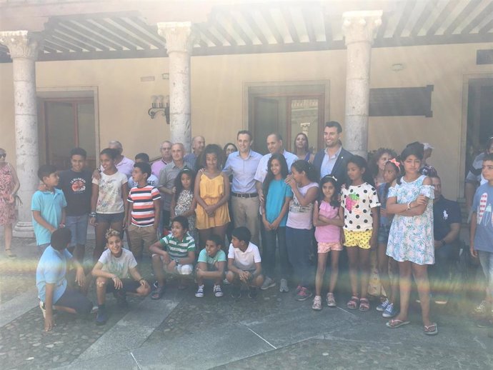 El presidente de la Diputación de Valladolid, Conrado Íscar, rodeado de los niños que disfrutan de Vaciones en Paz en Valladolid