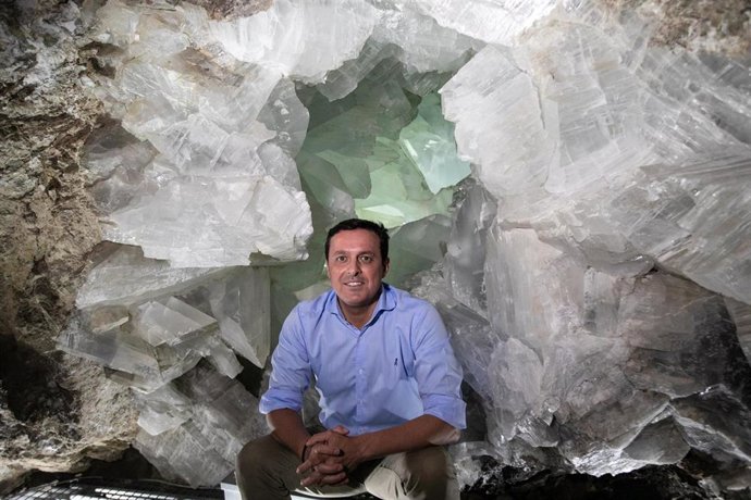 El presidente de la Diputación, entre los cristales de la Geoda de Pulpí