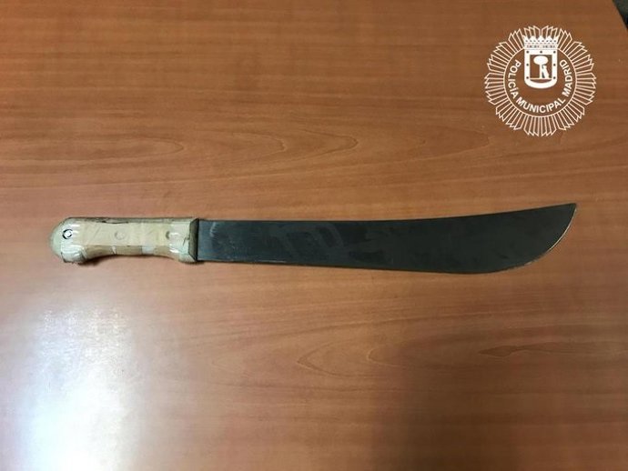 El detenido portaba un machete de 40 centímetros de hoja.