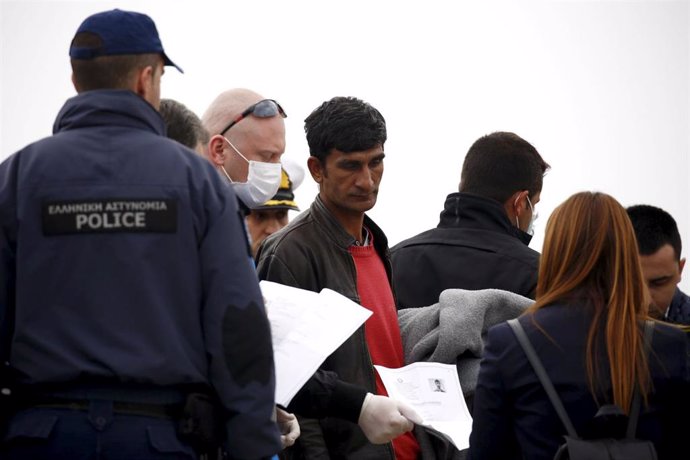 Un agente de FRONTEX con inmigrantes ilegales 
