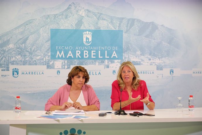 La directora general de Turismo de Marbella, Laura de Arce (i) y la alcaldesa, Ángeles Muñoz (d).