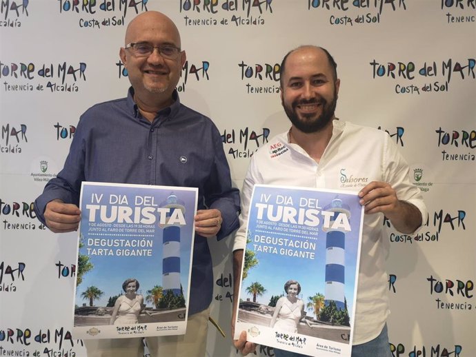 L teniente alcalde de Torre del Mar, Jesús Pérez Atencia, y el chef de la Escuela de Cocina Sabores, Roberto Soler