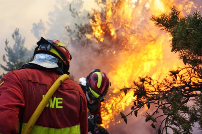 Efectivos de la UME trabajan en las labores de extinción del incendio de La Granja