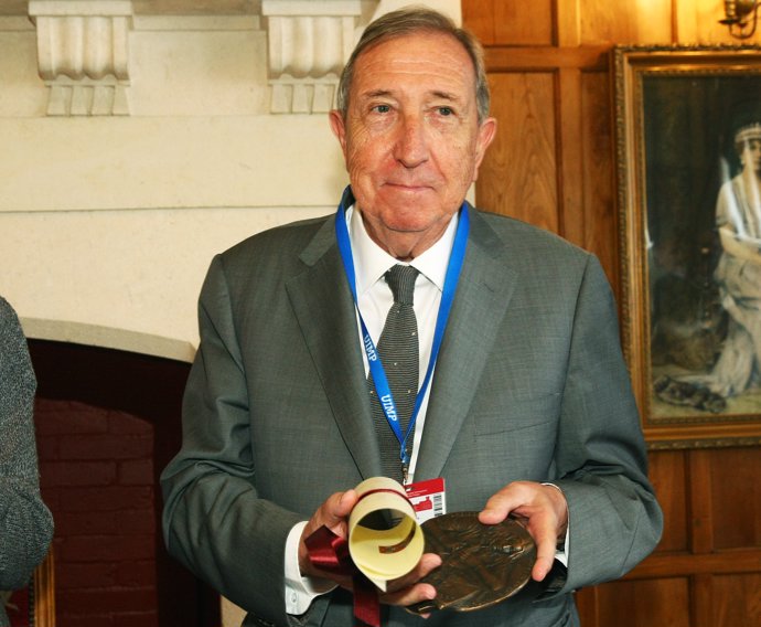 Juan Navarro Baldeweg recibe la Medalla de Oro de la UIMP