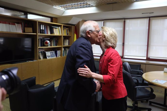 El el ministro de Asuntos Exteriores, Unión Europea y Cooperación en funciones, Josep Borrell y la presidenta de la Comisión Europea, Ursula von der Leyen, se dan dos besos al acabar su reunión en la sede de la Comisión Europea en Madrid.