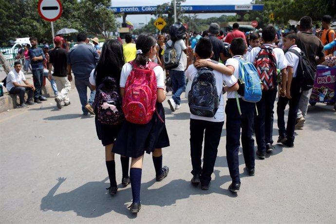 Niños venezolanos cruzan la frontera hacia Colombia para ir al colegio