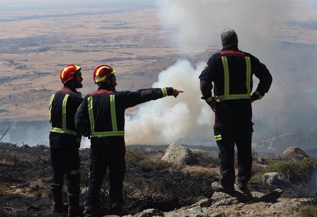 Bomberos de la Comunidad de Madrid que intervienen en los incendios de Miraflores y Rascafría.