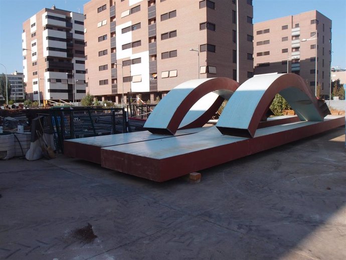 Escultura 'Elementos de tensión'instalada en el parque de servicios de Logroñ