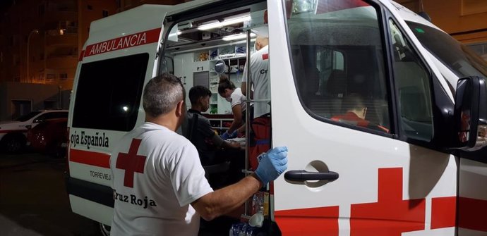 Efectivos de Cruz Roja atienden a los recién llegados.