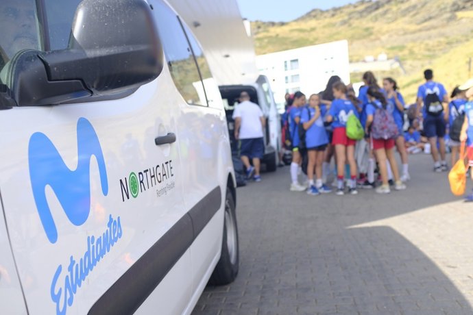 Jóvenes asistentes al campus junto al vehículo donado por Northgate Renting Flexible.