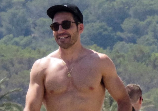 Miguel Angel Silvestre en la playa de Ibiza sin su novia Patricia Guirado