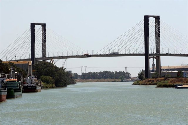 Puente del Quinto Centenario en Sevilla, foto de archivo