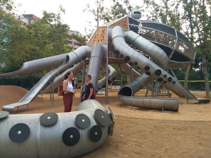 Janet Sanz y Lucía Martín en la nueva área de juegos infantiles del Parc de la Pegaso