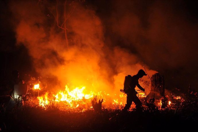 Bombero extinguiendo un incendio forestal en Indonesia