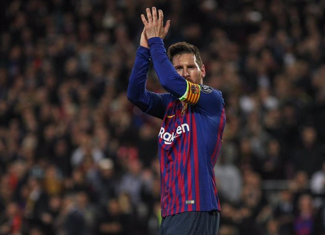 Leo Messi aplaude durante un partido en el Camp Nou