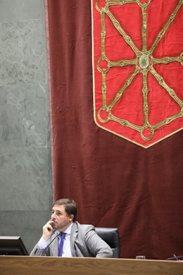 El presidente del Parlamento de Navarra, Unai Hualde (Geroa Bai) durante la primera sesión del debate de investidura de la candidata socialista a la Presidencia de Navarra.