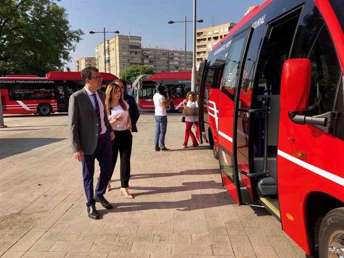 El alcalde de Murcia, José Ballesta, junto a la concejal de Juventud y Movilidad Sostenible, Rebeca Pérez, con los nuevos vehículos que se incorporan a la flota municipal de transporte público