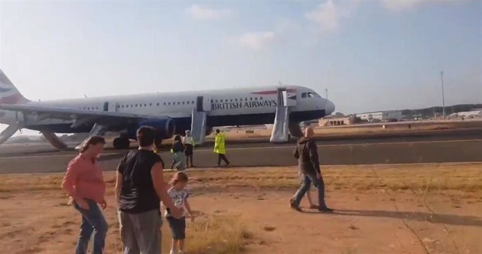 Imágen de la evacuación del avión de British Airways que ha protagonizado un incidente en el aeropuerto de Manises, tomada por uno de los pasajeros
