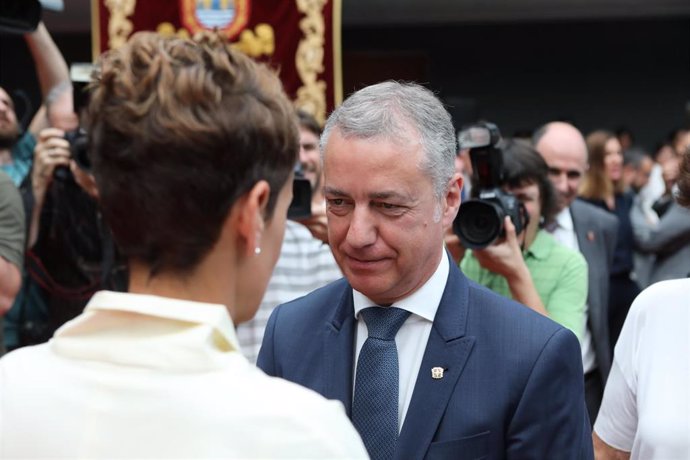 Iñigo Urkullu saluda a María Chivite tras tomar posesión como presidenta del Gobierno de Navarra