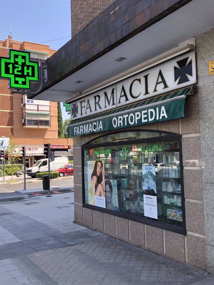 Fachada y cristalera de una Farmacia en Madrid.